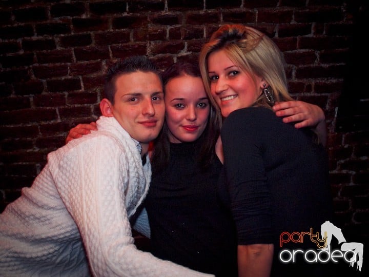 Club Escape se încinge, 