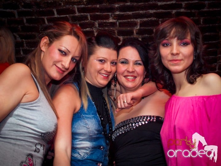 Club Escape se încinge, 