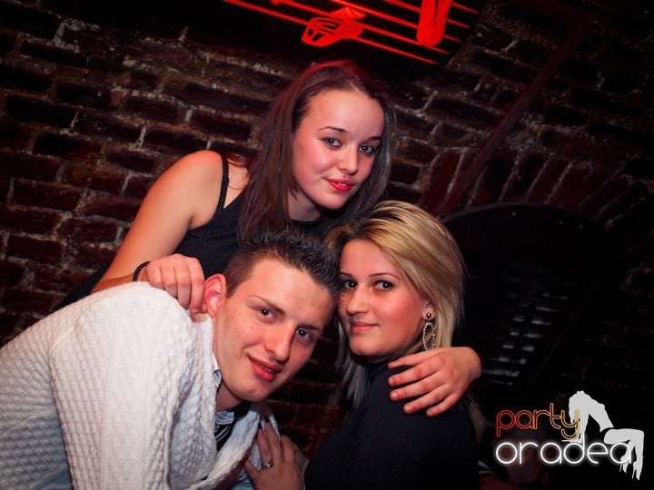 Club Escape se încinge, 