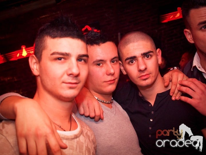 Club Escape se încinge, 