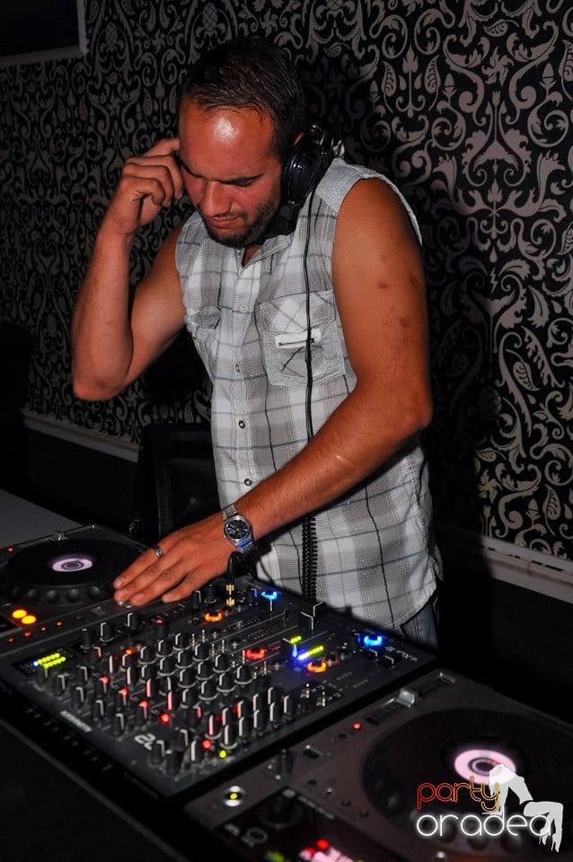 Club Life: Music in the Night, 