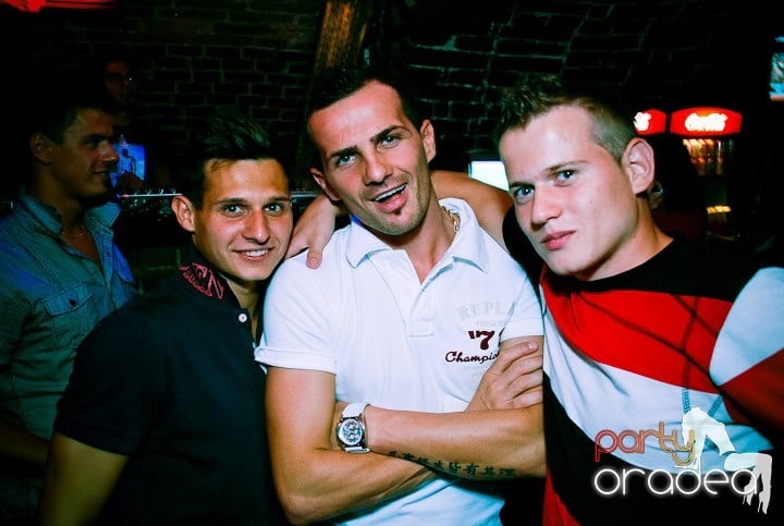 Clubbing în Escape, 