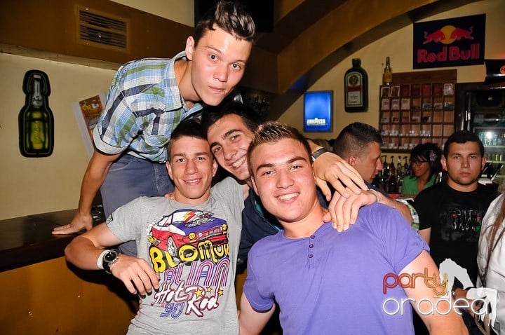 Clubbing la greu în Yellow Submarine, 