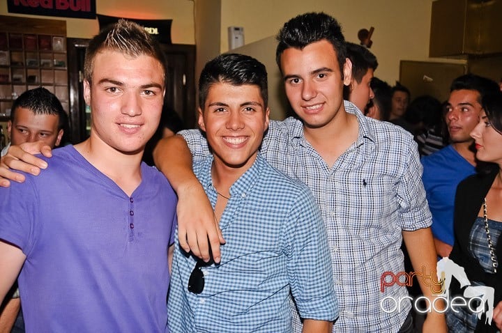 Clubbing la greu în Yellow Submarine, 