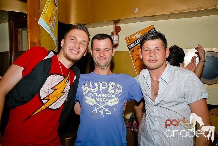 Clubbing la greu în Yellow Submarine, 