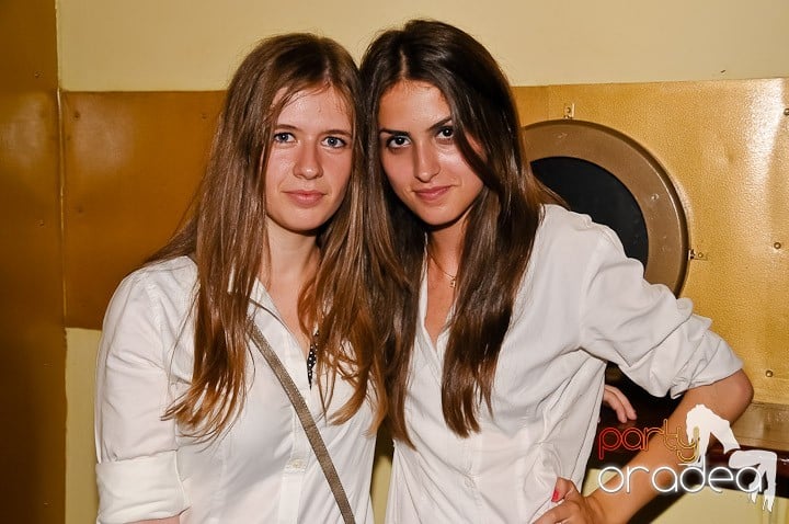 Clubbing la greu în Yellow Submarine, 