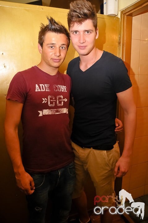 Clubbing la greu în Yellow Submarine, 