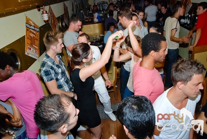 Clubbing la greu în Yellow Submarine, 