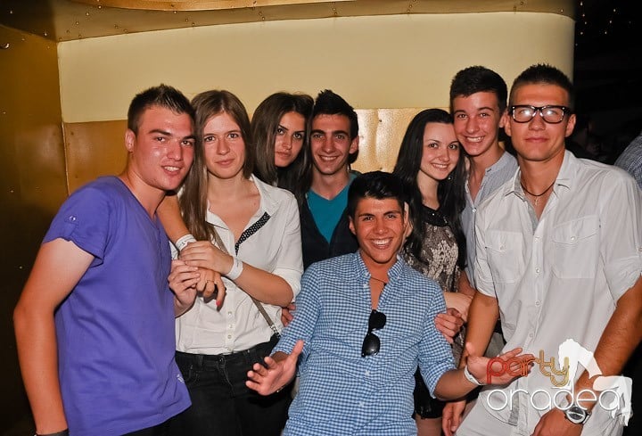 Clubbing la greu în Yellow Submarine, 