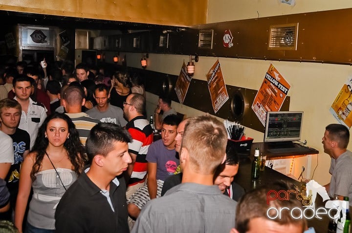 Clubbing la greu în Yellow Submarine, 