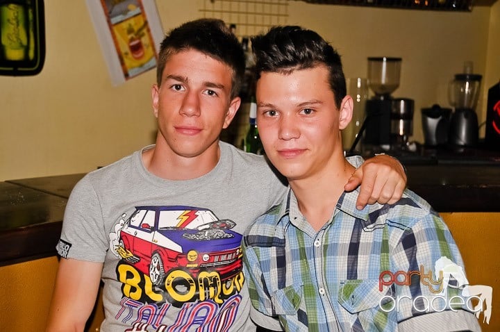 Clubbing la greu în Yellow Submarine, 