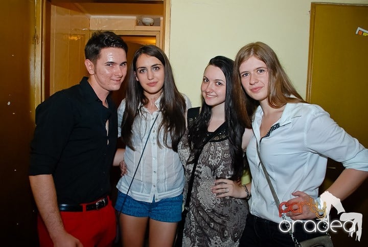 Clubbing la greu în Yellow Submarine, 