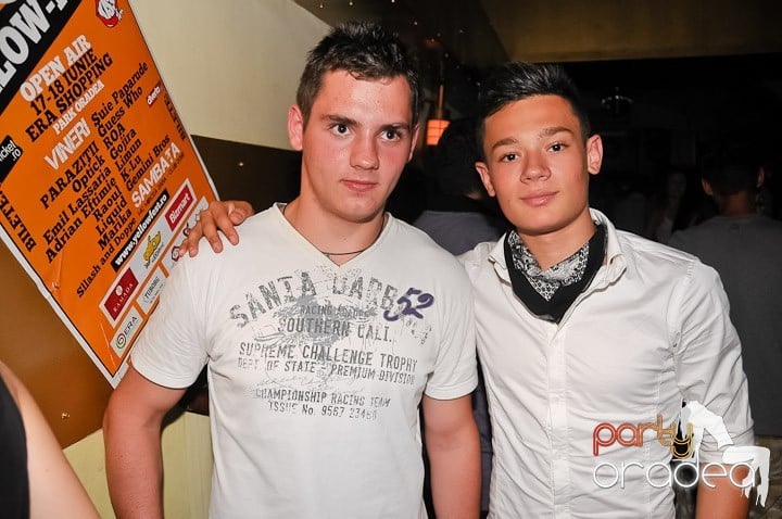 Clubbing la greu în Yellow Submarine, 