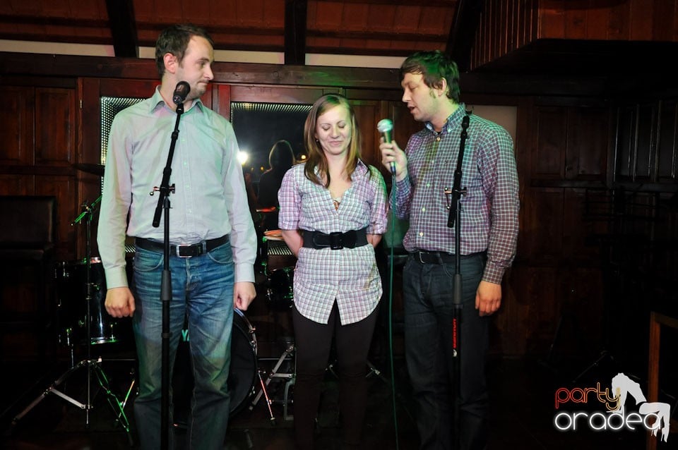 Comedianţii din Showder Klub în Queen's, Queen's Music Pub