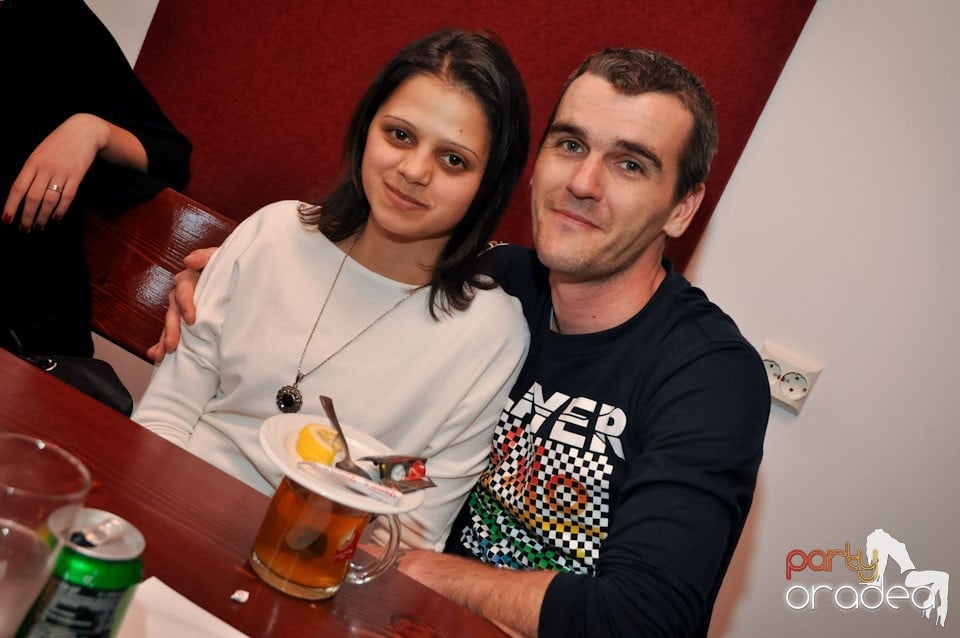 Comedianţii din Showder Klub în Queen's, Queen's Music Pub