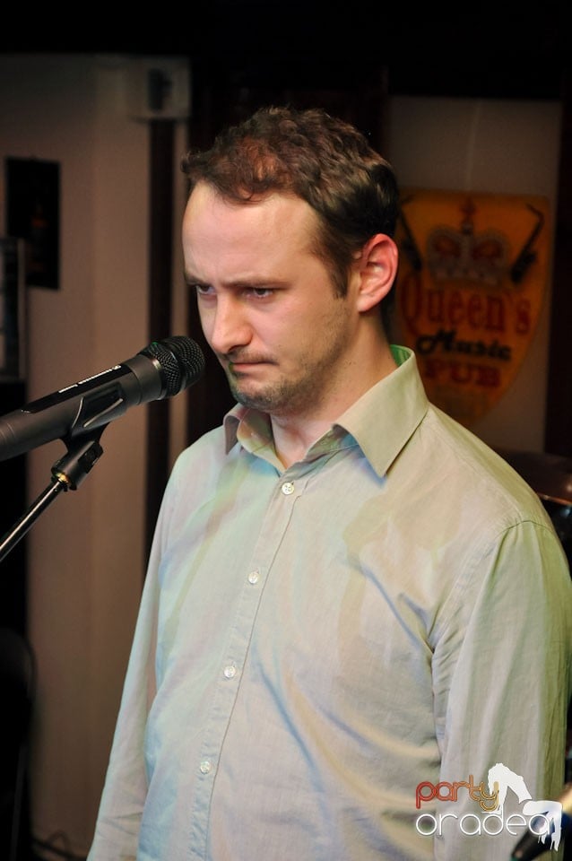 Comedianţii din Showder Klub în Queen's, Queen's Music Pub