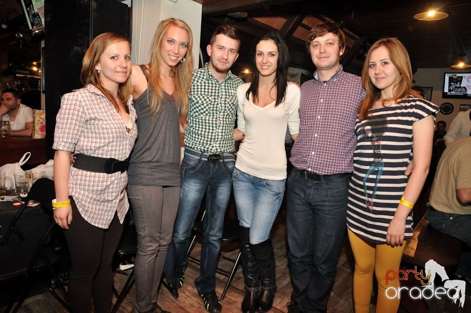 Comedianţii din Showder Klub în Queen's, Queen's Music Pub