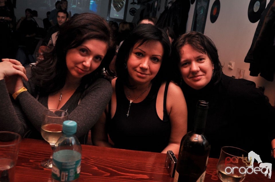 Concert Compact în Queen's Music Pub, Queen's Music Pub