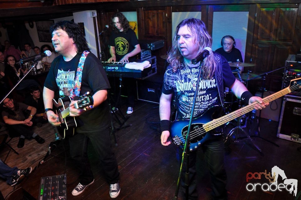 Concert Compact în Queen's Music Pub, Queen's Music Pub