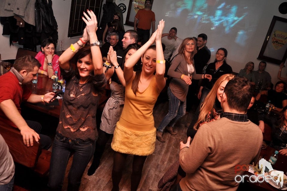 Concert Compact în Queen's Music Pub, Queen's Music Pub