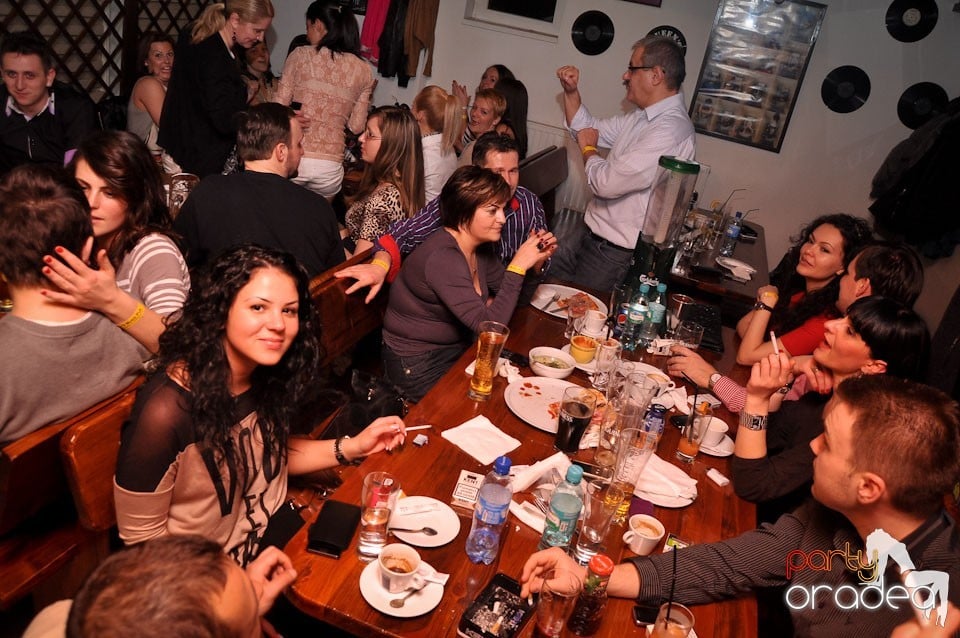 Concert Compact în Queen's Music Pub, Queen's Music Pub