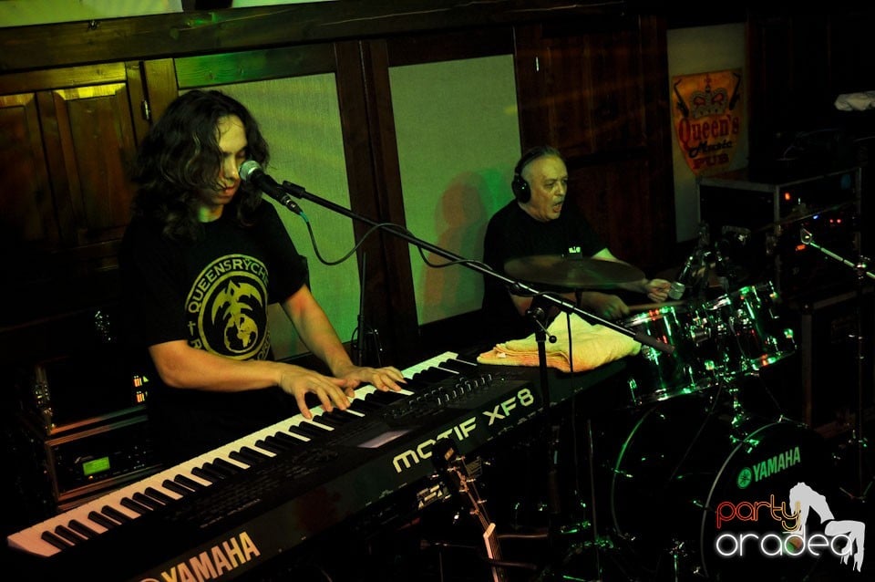 Concert Compact în Queen's Music Pub, Queen's Music Pub