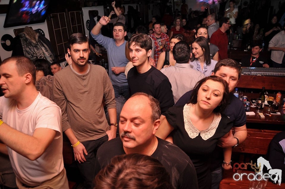 Concert Compact în Queen's Music Pub, Queen's Music Pub