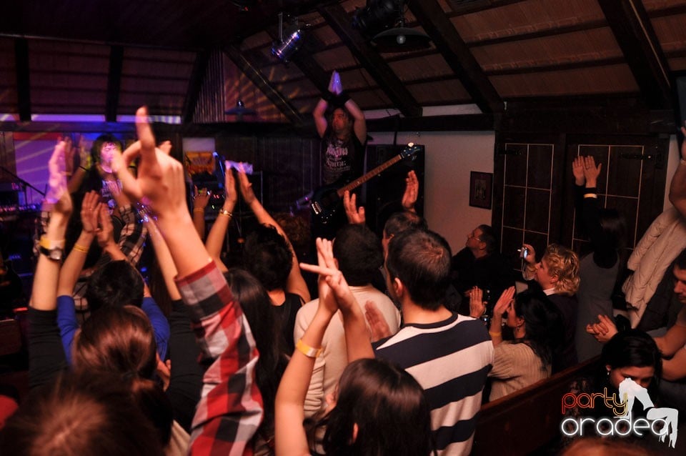 Concert Compact în Queen's Music Pub, Queen's Music Pub