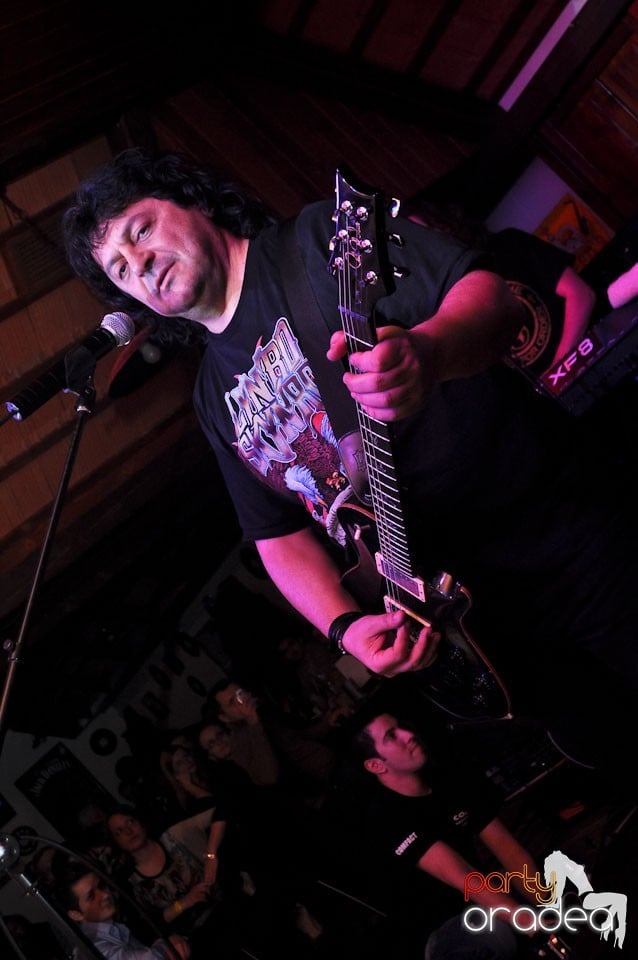Concert Compact în Queen's Music Pub, Queen's Music Pub
