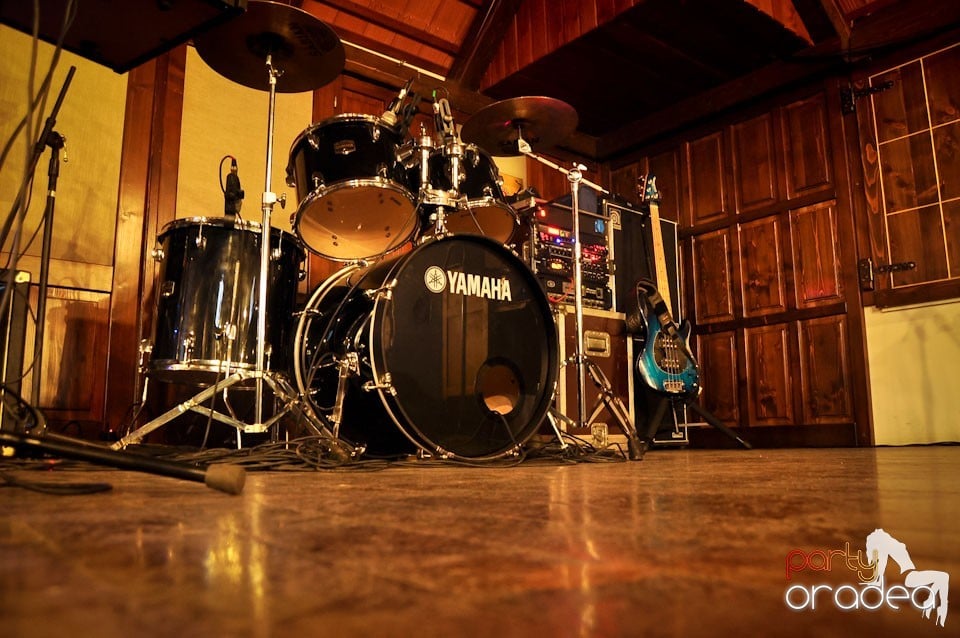 Concert Compact în Queen's Music Pub, Queen's Music Pub