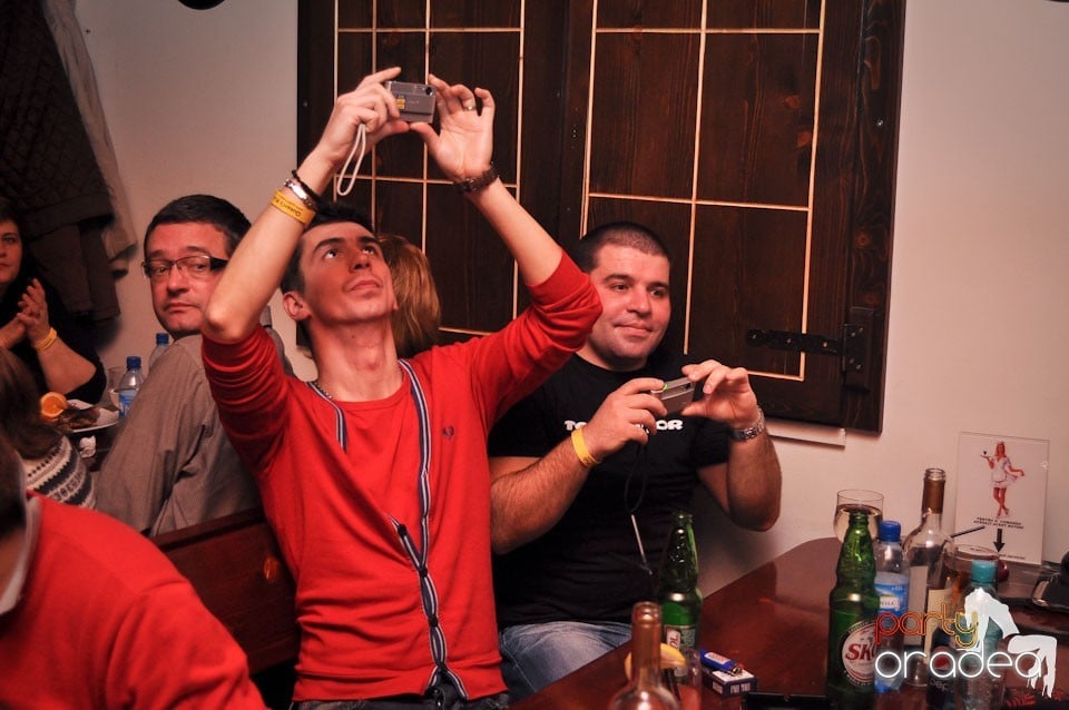 Concert Compact în Queen's Music Pub, Queen's Music Pub