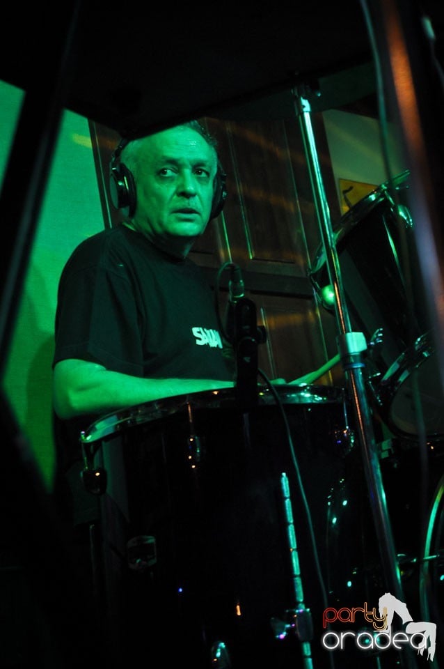 Concert Compact în Queen's Music Pub, Queen's Music Pub