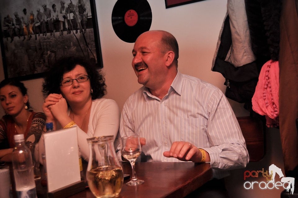 Concert Compact în Queen's Music Pub, Queen's Music Pub