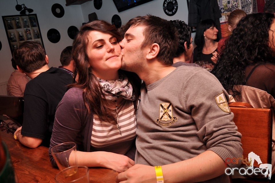 Concert Compact în Queen's Music Pub, Queen's Music Pub