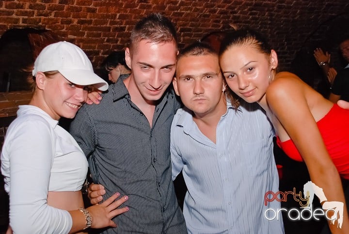 Cum se petrece joi în Escape?, 