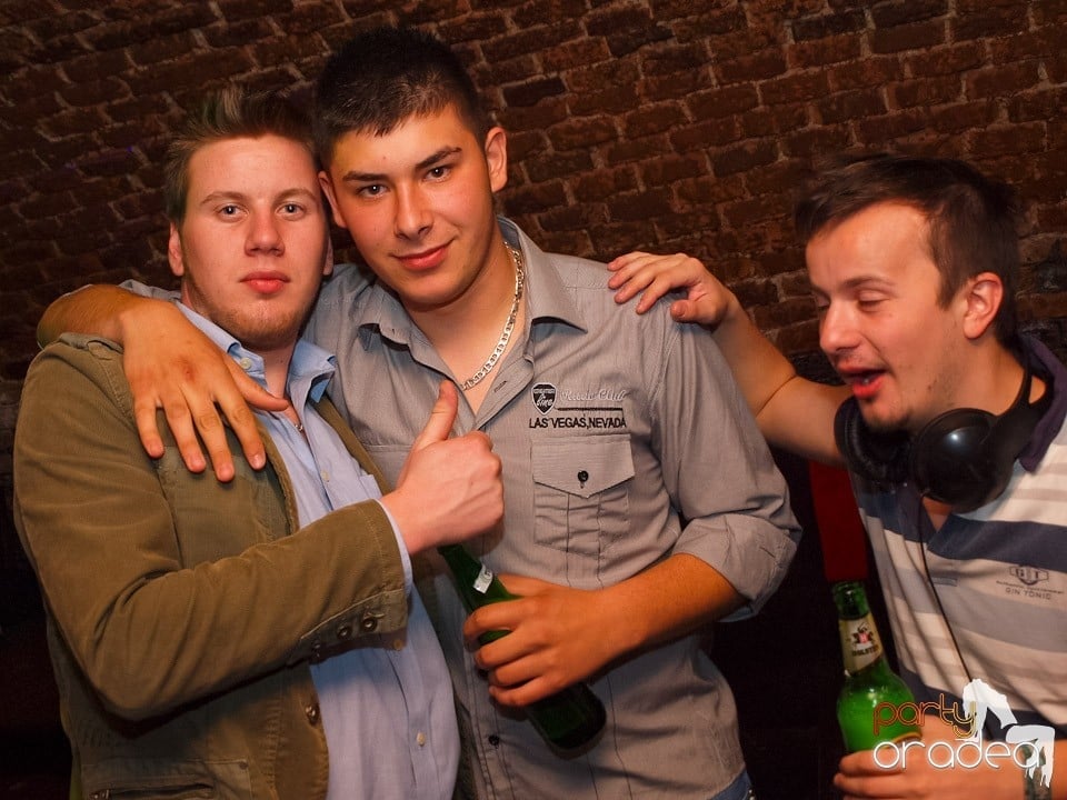 Dacă e joi, e Holsten Party în Escape!, 