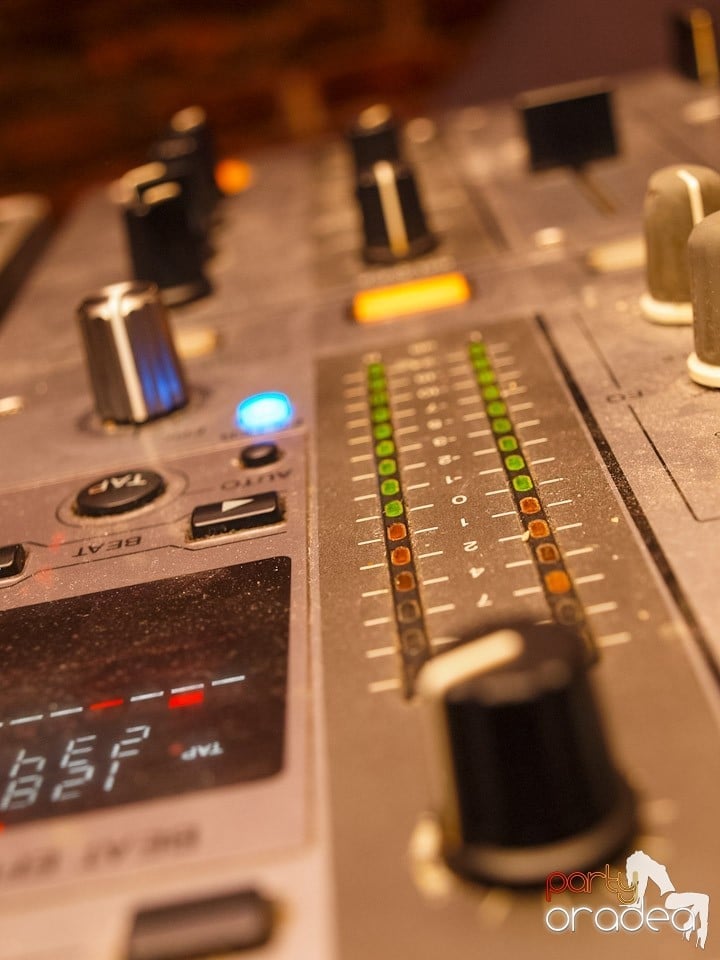 Dacă e joi, e Holsten Party în Escape!, 