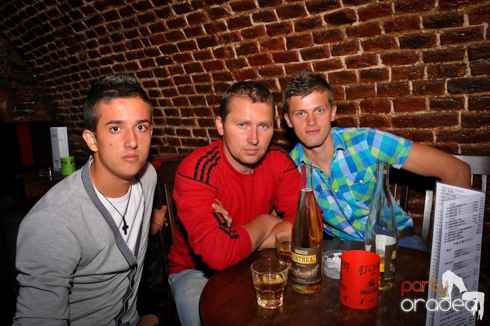 Dacă e joi, e party în Escape, 