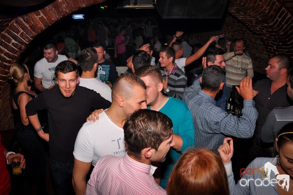 Dacă e joi, e party în Escape, 