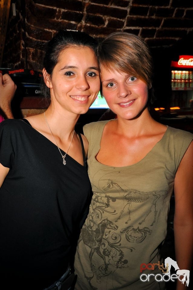 Dacă e joi, e party în Escape, 