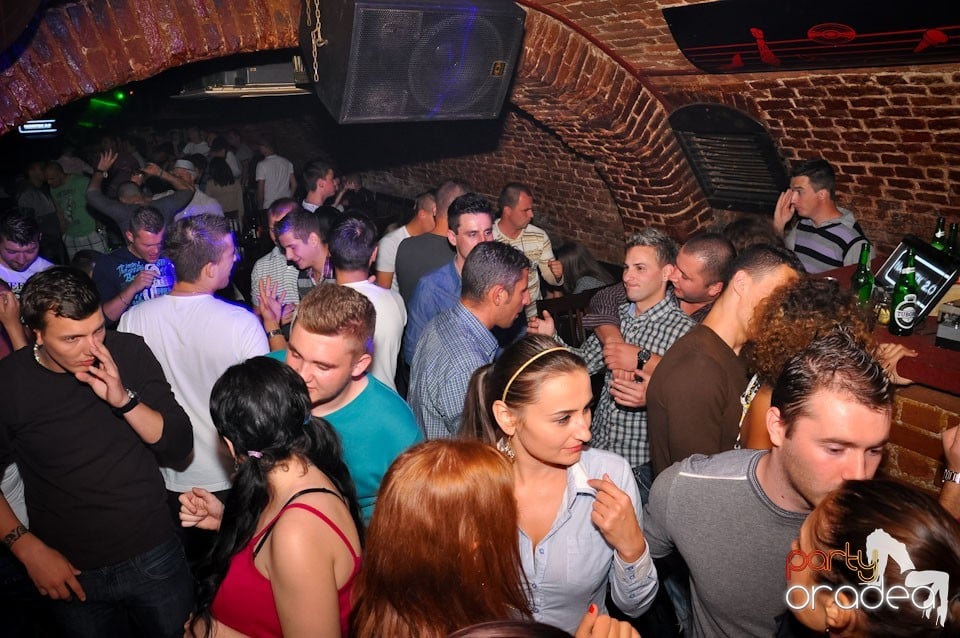 Dacă e joi, e party în Escape, 