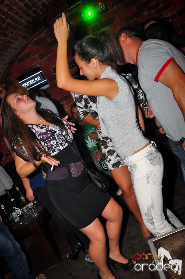 Dacă e joi, e party în Escape, 