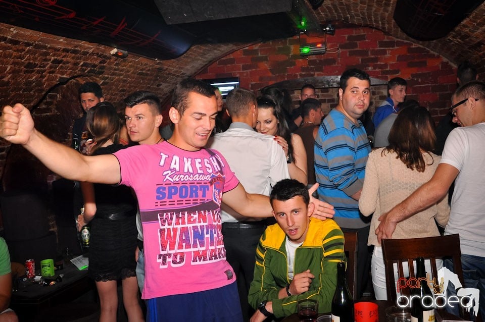 Dacă e joi, e party în Escape, 