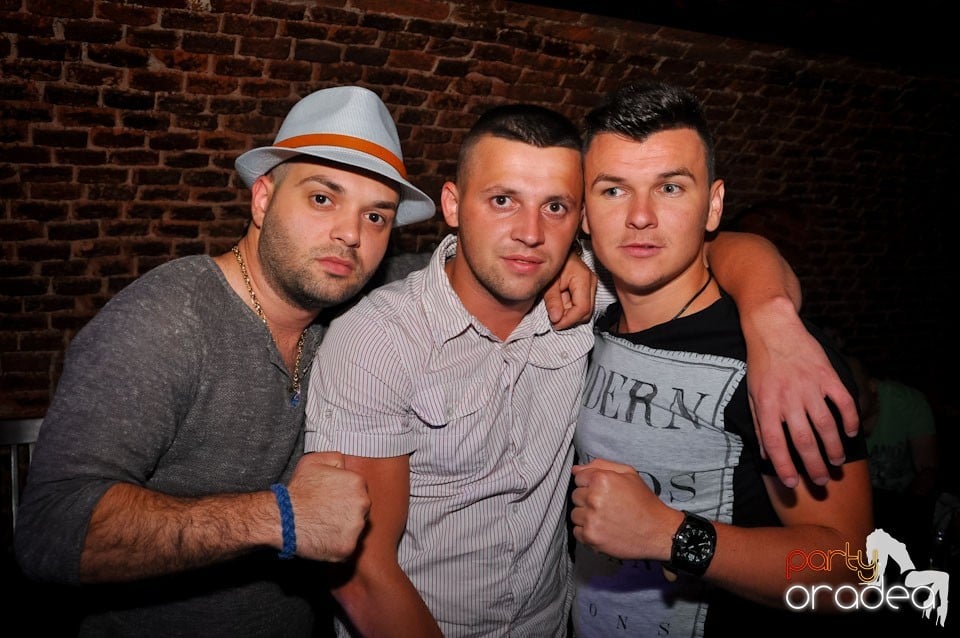 Dacă e joi, e party în Escape, 