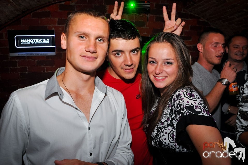 Dacă e joi, e party în Escape, 