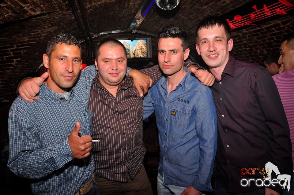 Dacă e joi, e party în Escape, 