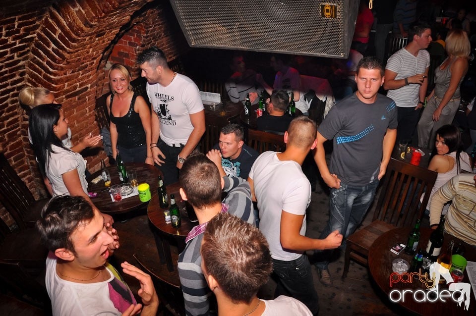 Dacă e joi, e party în Escape, 