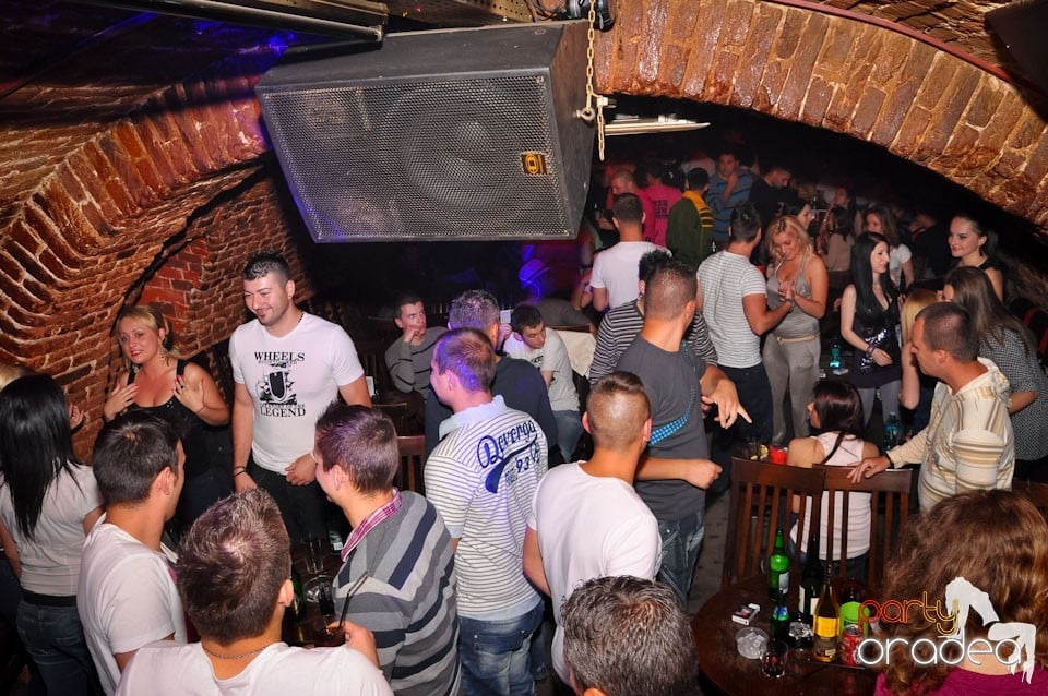 Dacă e joi, e party în Escape, 