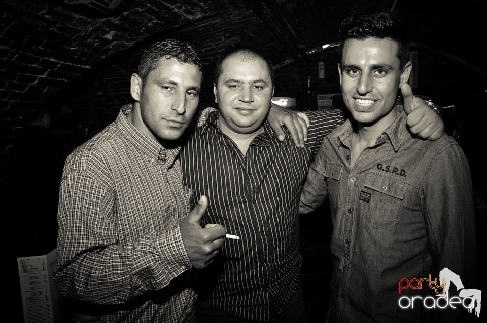 Dacă e joi, e party în Escape, 