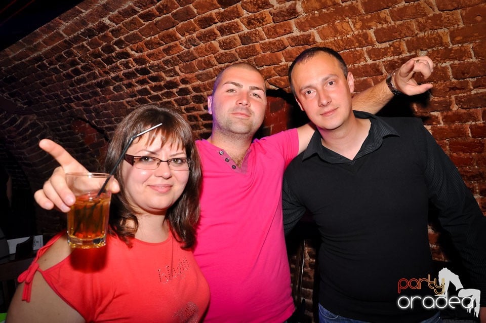 Dacă e joi, e party în Escape, 